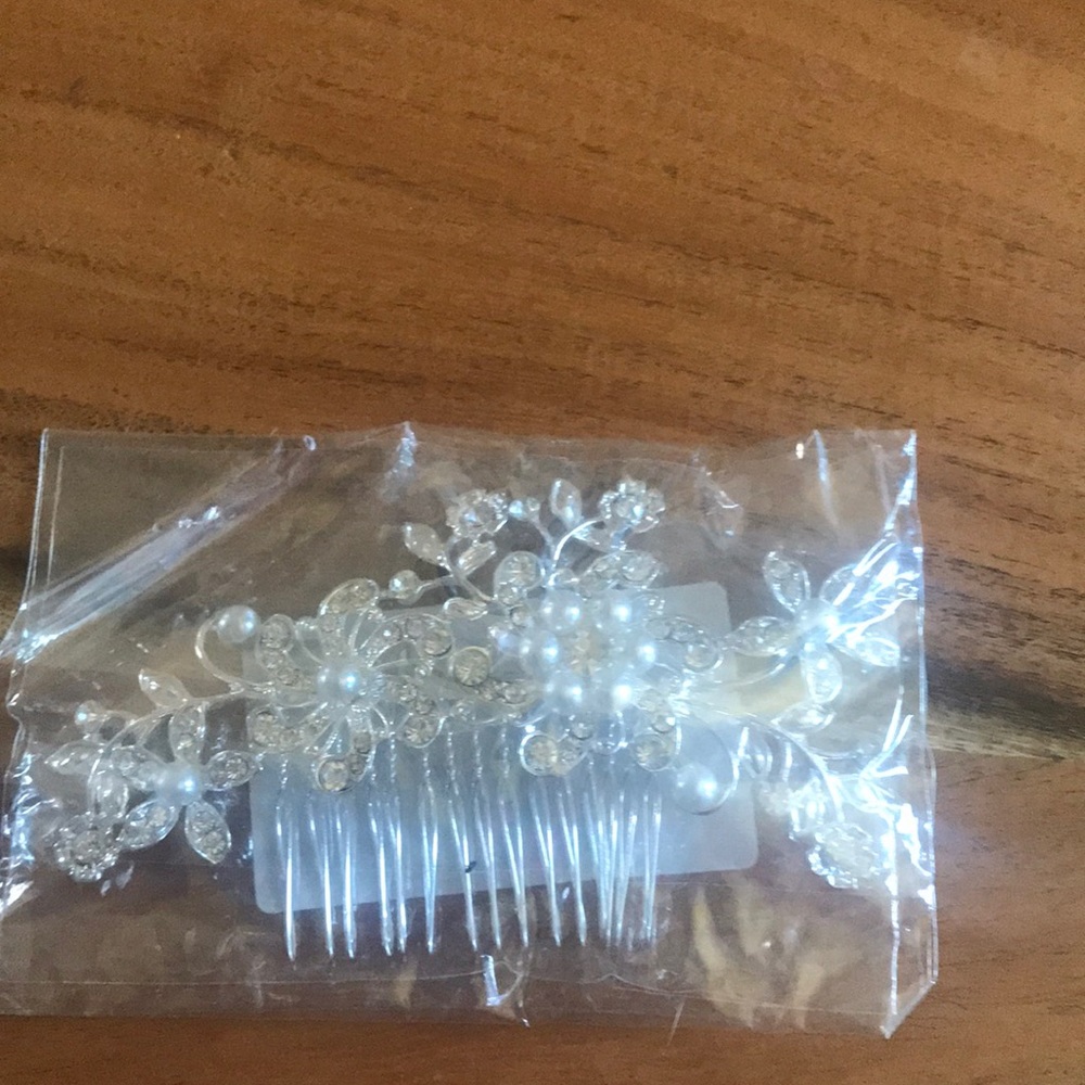Bridal hair piece. Diamonds and pearls